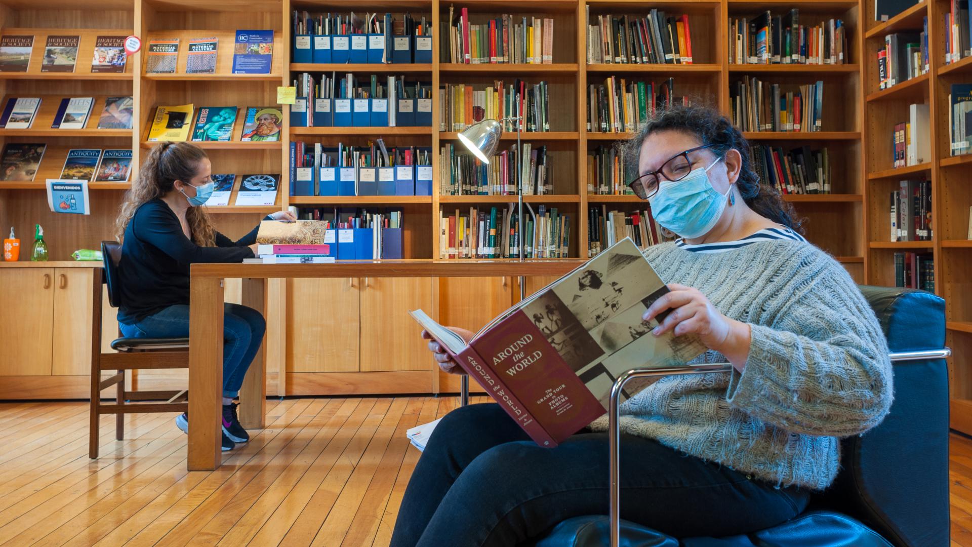 Usuarias en el Centro de Información y Biblioteca Especializada Guillermo Joiko