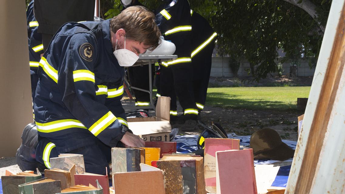 Ejercicio de rescate de bienes patrimoniales durante un incendio en depósito: rescate y secado de libros mojados.