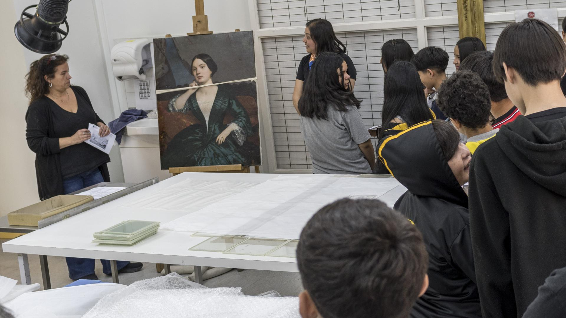 Estudiantes en su paso por la Unidad de Patrimonio de las Artes Visuales CNCR (Quiroz, M. 2024. Archivo CNCR).