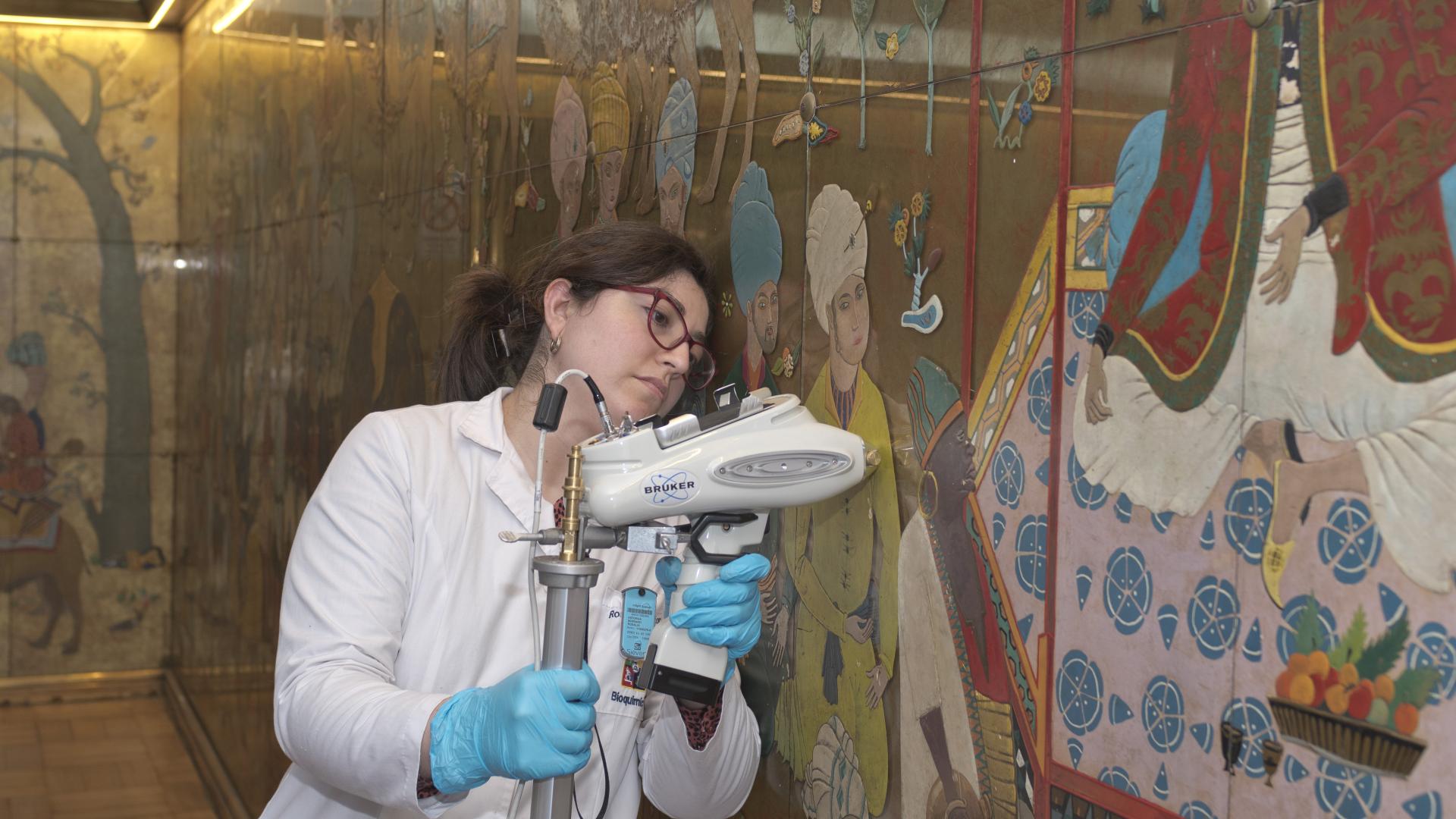 Estudio del Mural Persa, ubicado en el Teatro Antonio Varias, mediante la aplicación de la técnica Fluorescencia de rayos X portátil (Quiroz, M. Archivo CNCR).