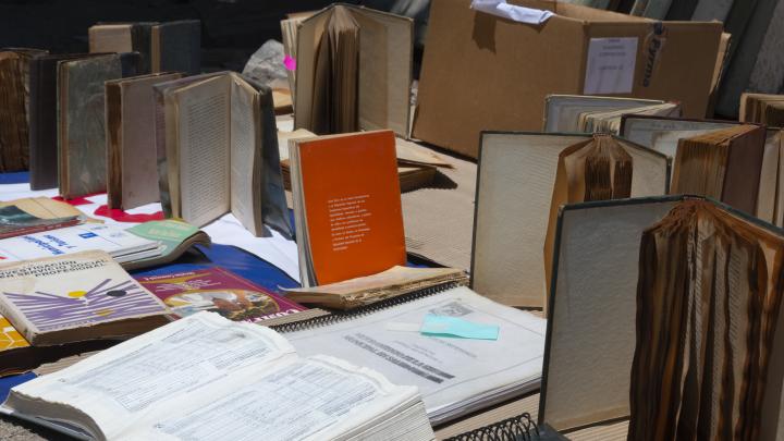 Libros rescatados en emergencia por agua (Monteverde, P. 2024. Archivo CNCR).