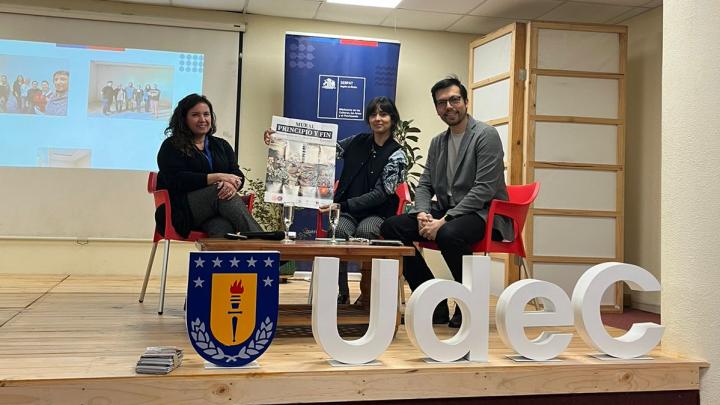 Mónica Pérez, Anabella Benavides y Carlos Ortíz en el conversatorio “Develando a Escamez: ciencia y recuperación del patrimonio artístico en Ñuble” (Ubilla, D. 2024). 