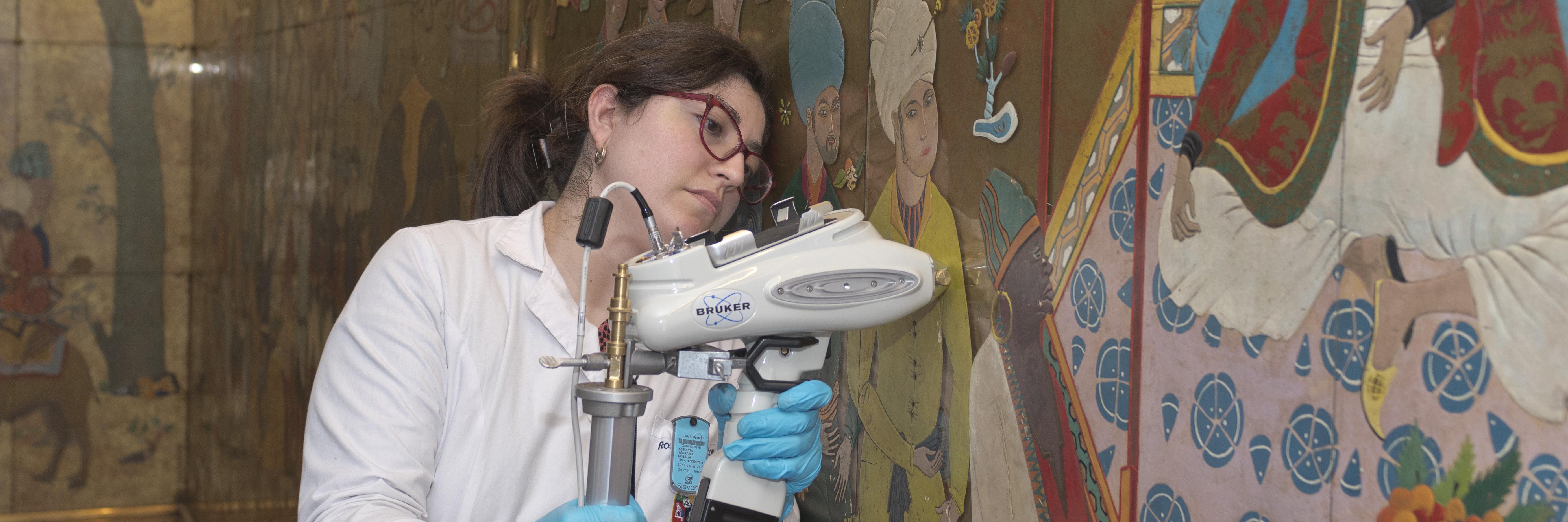 Estudio del Mural Persa, ubicado en el Teatro Antonio Varias, mediante la aplicación de la técnica Fluorescencia de rayos X portátil (Quiroz, M. Archivo CNCR).