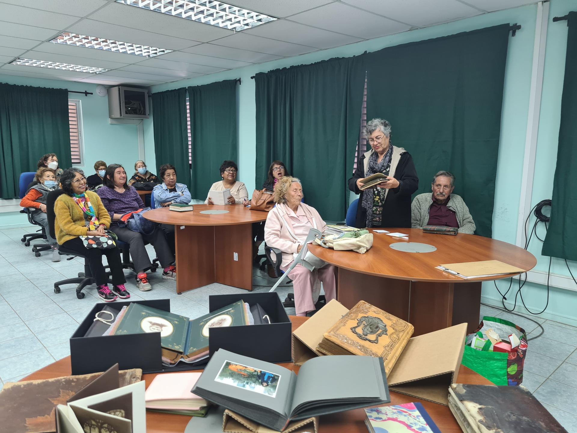 Participantes de curso de conservación de álbumes fotográficos en Arica 