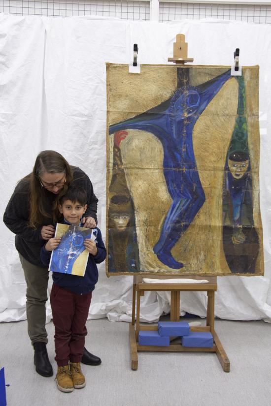 Actividad con los niños en que trabajaron en sobre una imagen de la pintura. (Archivo CNCR, Pérez, T., 2019)