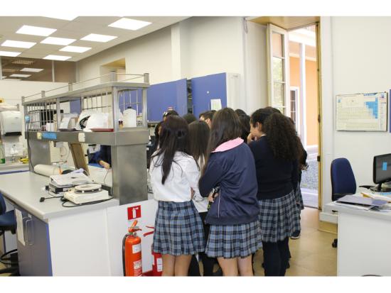 Alumnas del Liceo Paula Jaraquemada, en el Laboratorio de Análisis. (Archivo CNCR, Espinosa, F. 2016)