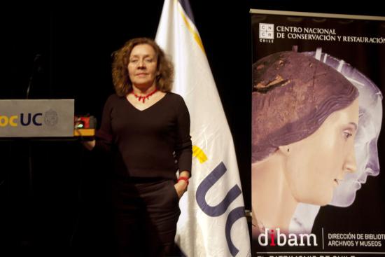 Marcela Roubillard, jefa Unidad de Documentación Visual e Imagenología, Archivo CNCR (Correa, C. 2015)