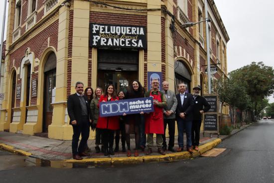 Autoridades y representantes de espacios en el frontis de la Peluquería Francesa